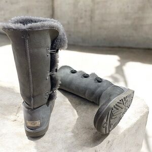 UGG BAILEY BUTTON TRIPLET II GREY BOOTS 🩶 Size 9
